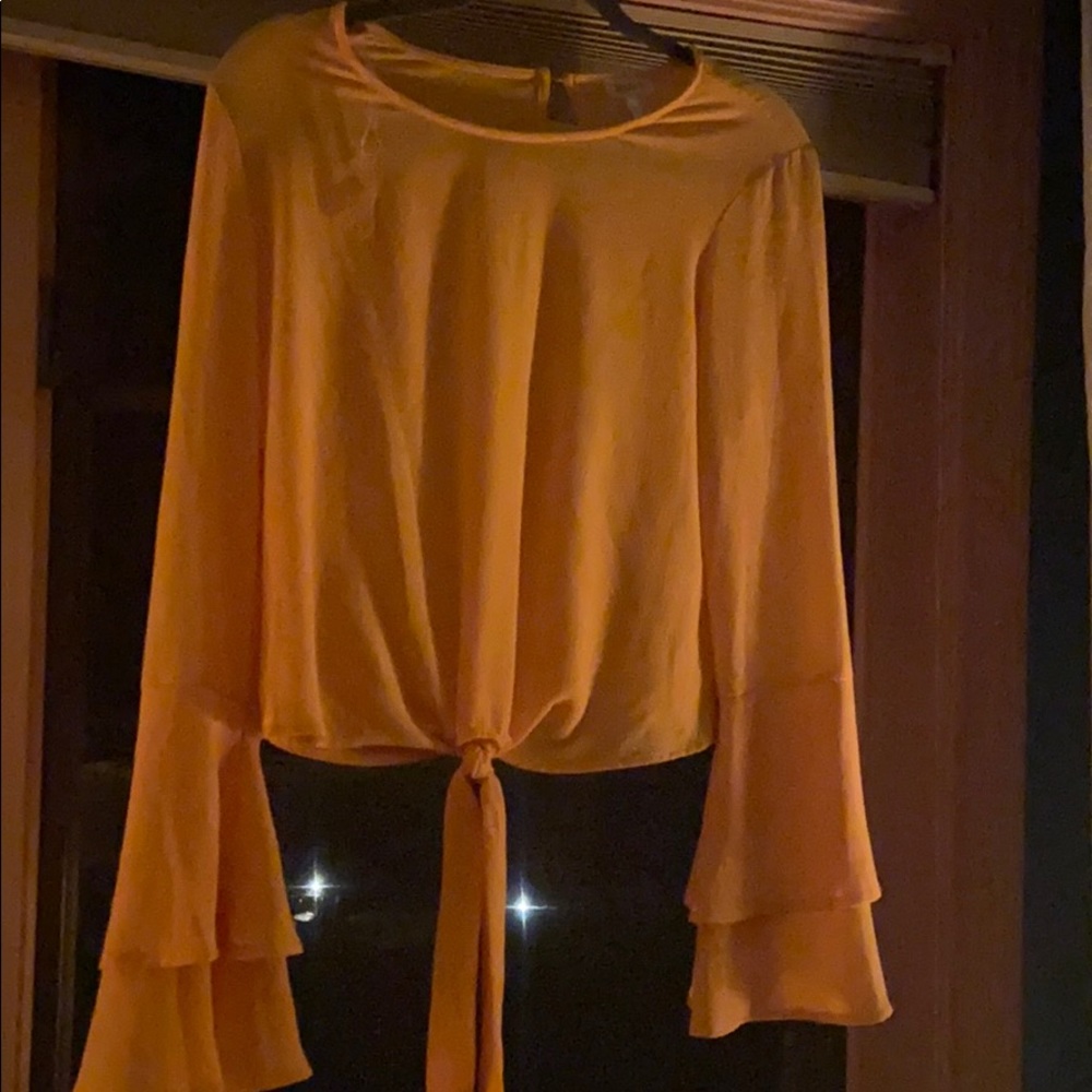 Yellow flowy long sleeve top 🍎🍎